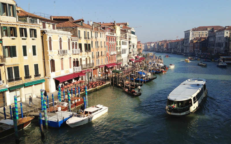 Monta un vaporetto por el Gran Canal - que hacer en venecia