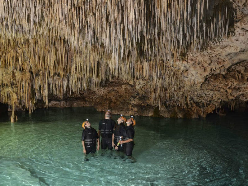 aventura rio subterraneo y cuevas de cristal